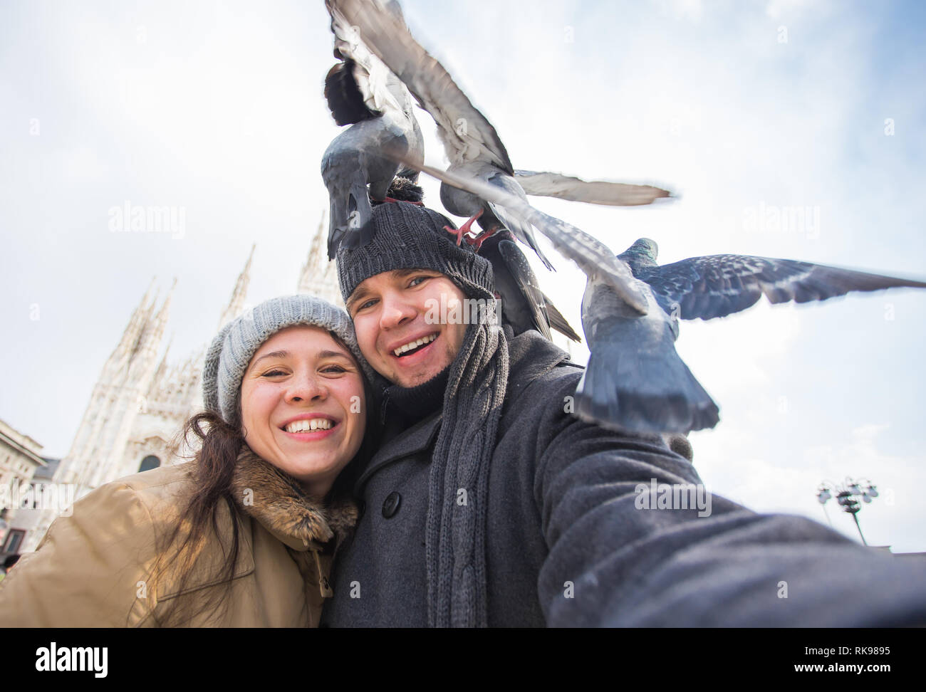 Viaggi, Italia e divertente giovane concetto - Happy turisti prendendo un autoritratto con piccioni nella parte anteriore del Duomo di Milano Foto Stock