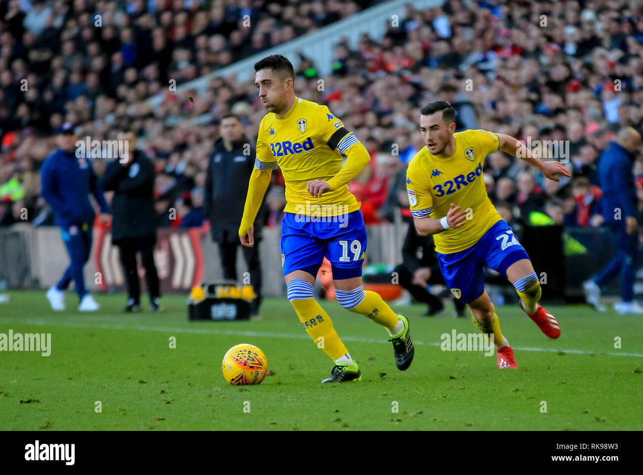 9 febbraio 2019, Riverside Stadium, Middlesbrough, Inghilterra; Sky scommessa campionato, Middlesbrough vs Leeds United : Pablo Hernandez (19) di Leeds Utd con la sfera Credito: Craig Milner/News immagini English Football League immagini sono soggette a licenza DataCo Foto Stock