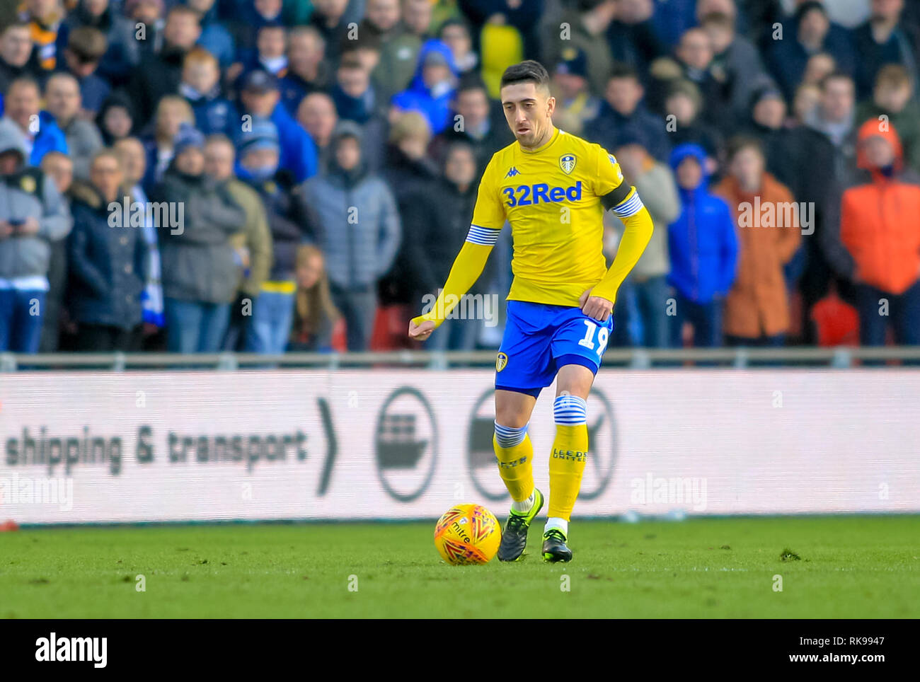 9 febbraio 2019, Riverside Stadium, Middlesbrough, Inghilterra; Sky scommessa campionato, Middlesbrough vs Leeds United : Pablo Hernandez (19) di Leeds Utd con la sfera Credito: Craig Milner/News immagini English Football League immagini sono soggette a licenza DataCo Foto Stock