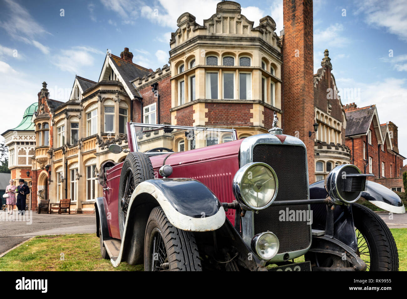 Vintage auto Alvis e Mansion House. Bletchley Park, a Milton Keynes, Inghilterra, è stato il sito centrale per il British codebreakers durante la Seconda Guerra Mondiale. Foto Stock