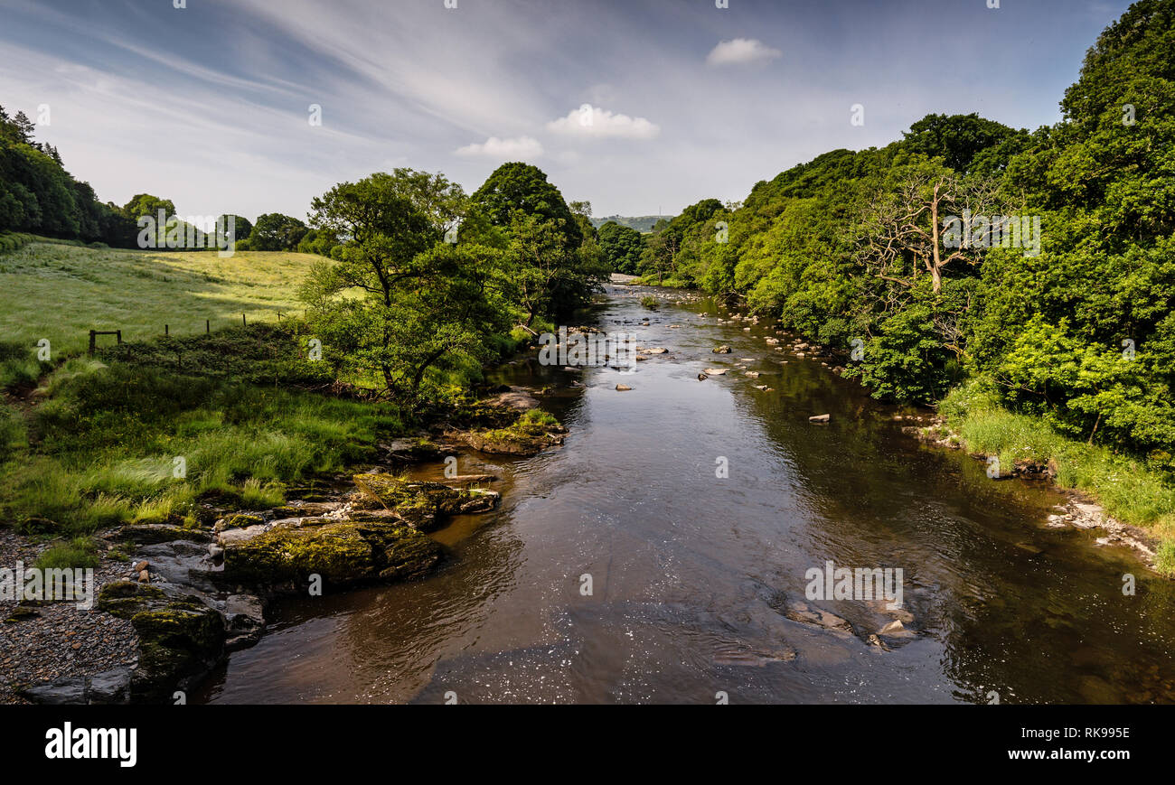 Fiume Rawthey, preso dal ponte stradale sulla A683, vicino a Sedbergh, Yorkshire Dales National Park, Inghilterra Regno Unito Foto Stock