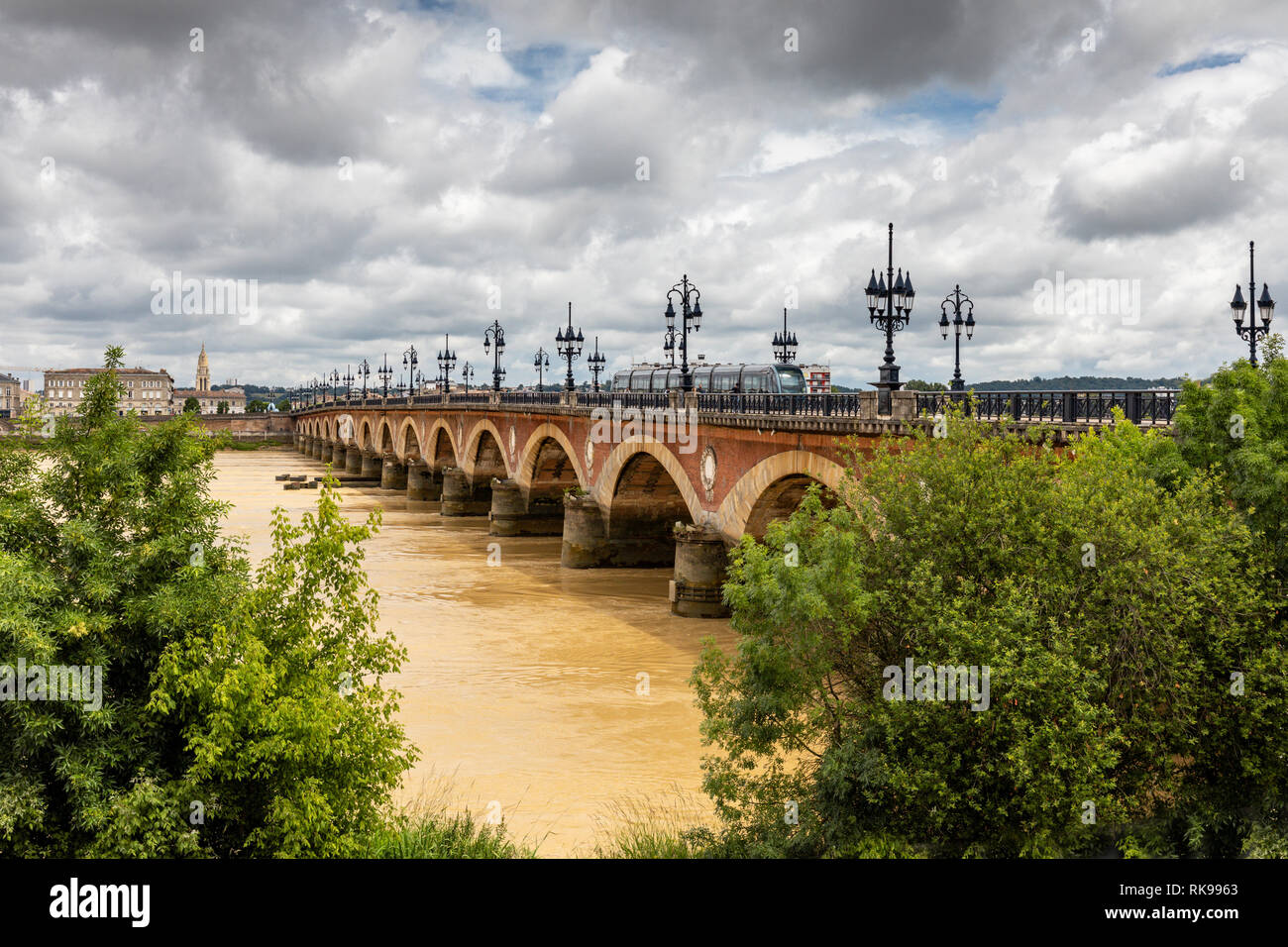 Pont de Pierre, storico ponte sopra il fiume Garonne, Bordeaux, Francia Foto Stock