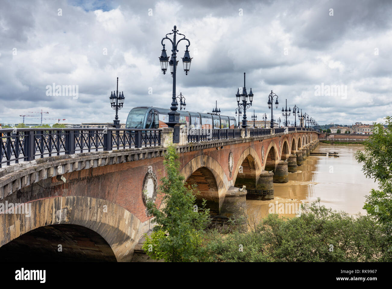 Pont de Pierre, storico ponte sopra il fiume Garonne, Bordeaux, Francia Foto Stock