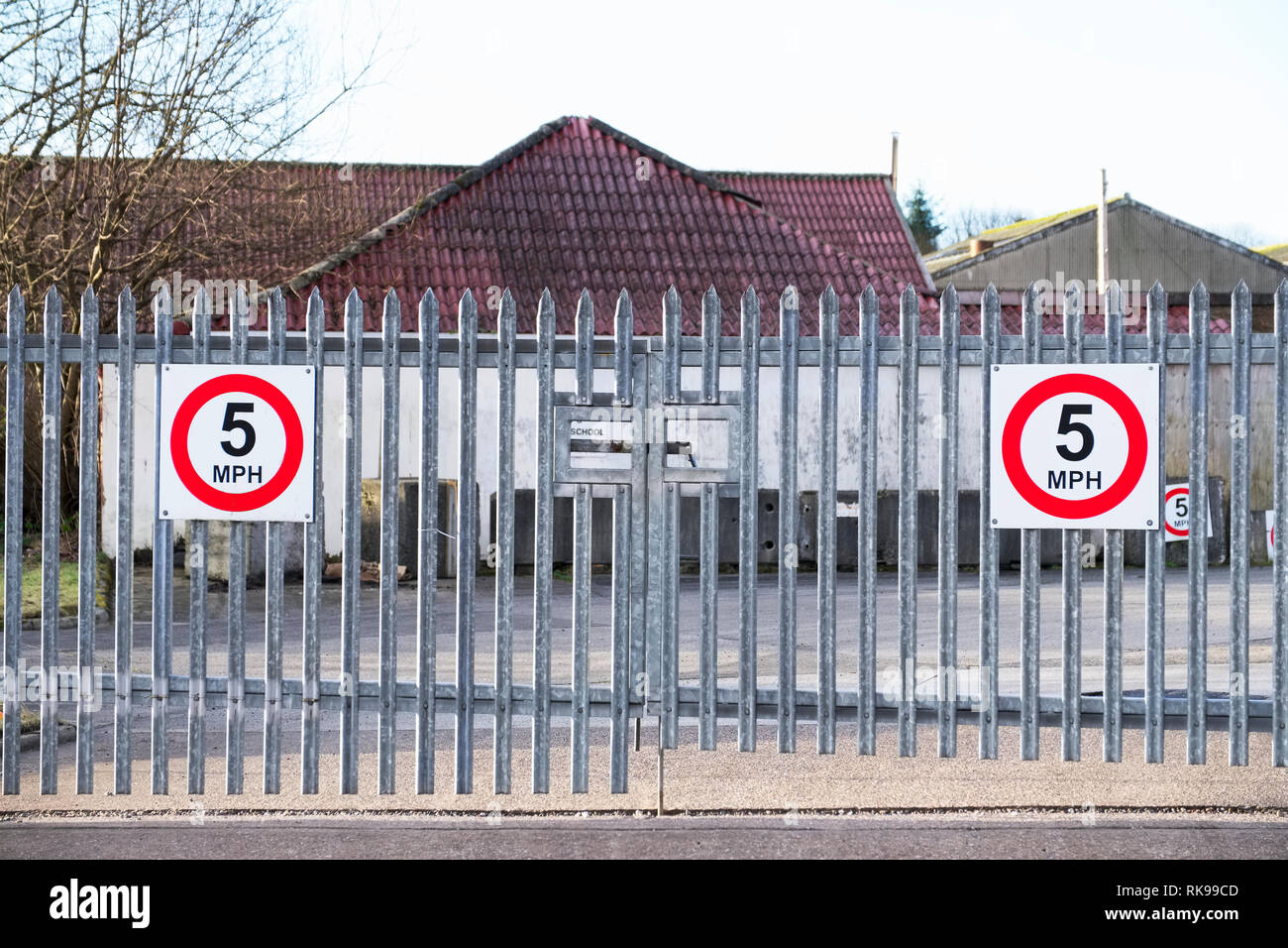 5 mph segnale di limite di velocità a scuola strada porta di sicurezza per i bambini Foto Stock