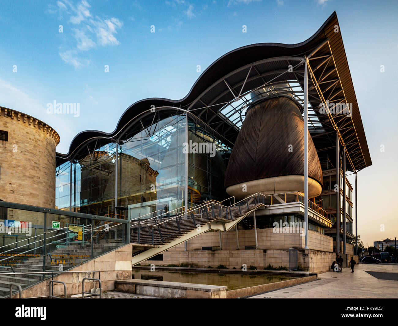 Palais de Justice (tribunale) Bordeaux, Francia. la corte le camere sono state progettate in modo da assomigliare il vino in legno tini di fermentazione. Foto Stock