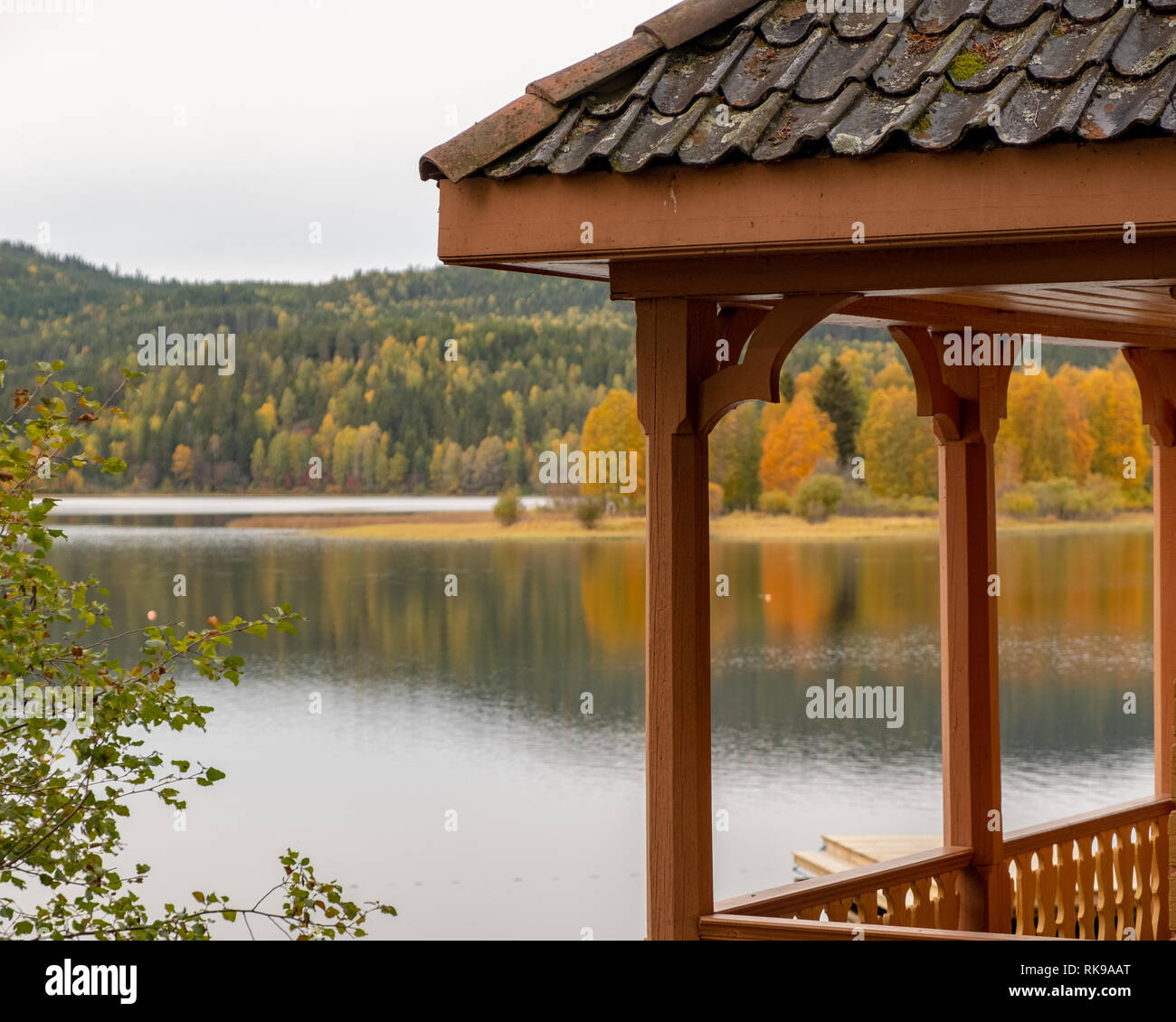 Tradizionale veranda in legno con vista lago a Oslo, Norvegia Foto Stock