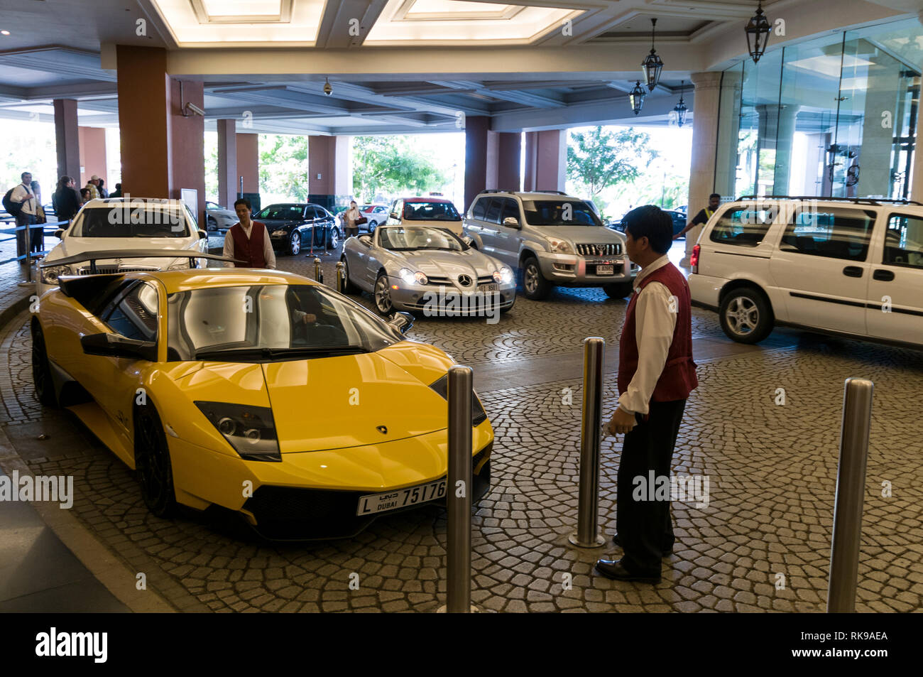Un lusso auto sportive in uno spazio di parcheggio nel centro commerciale Mall of the Emirates shopping mall a Dubai nel centro cittadino di Dubai a Interchange di quattro su Sheikh Zayed road Foto Stock