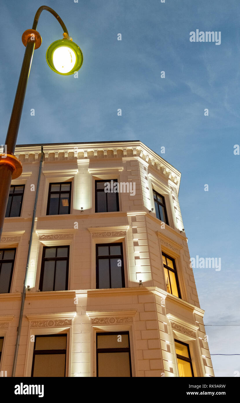 Vecchia casa di notte nel centro cittadino di Oslo Foto Stock