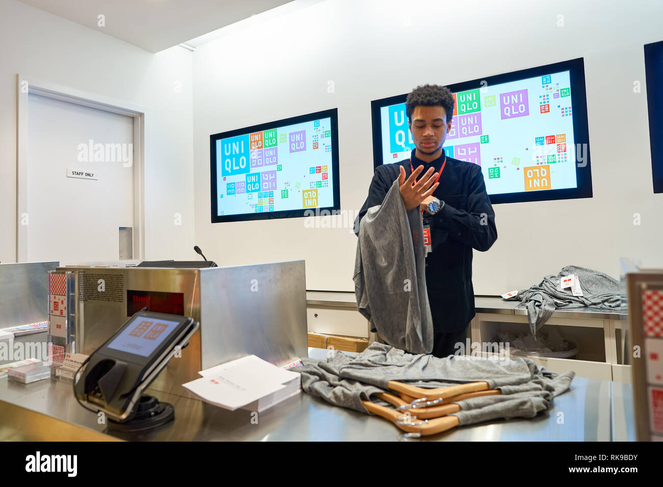 CHICAGO, IL - MARZO 24, 2016: all'interno di Uniqlo store. Uniqlo Co., Ltd. è un giapponese di abbigliamento casual designer e produttore e rivenditore. Foto Stock