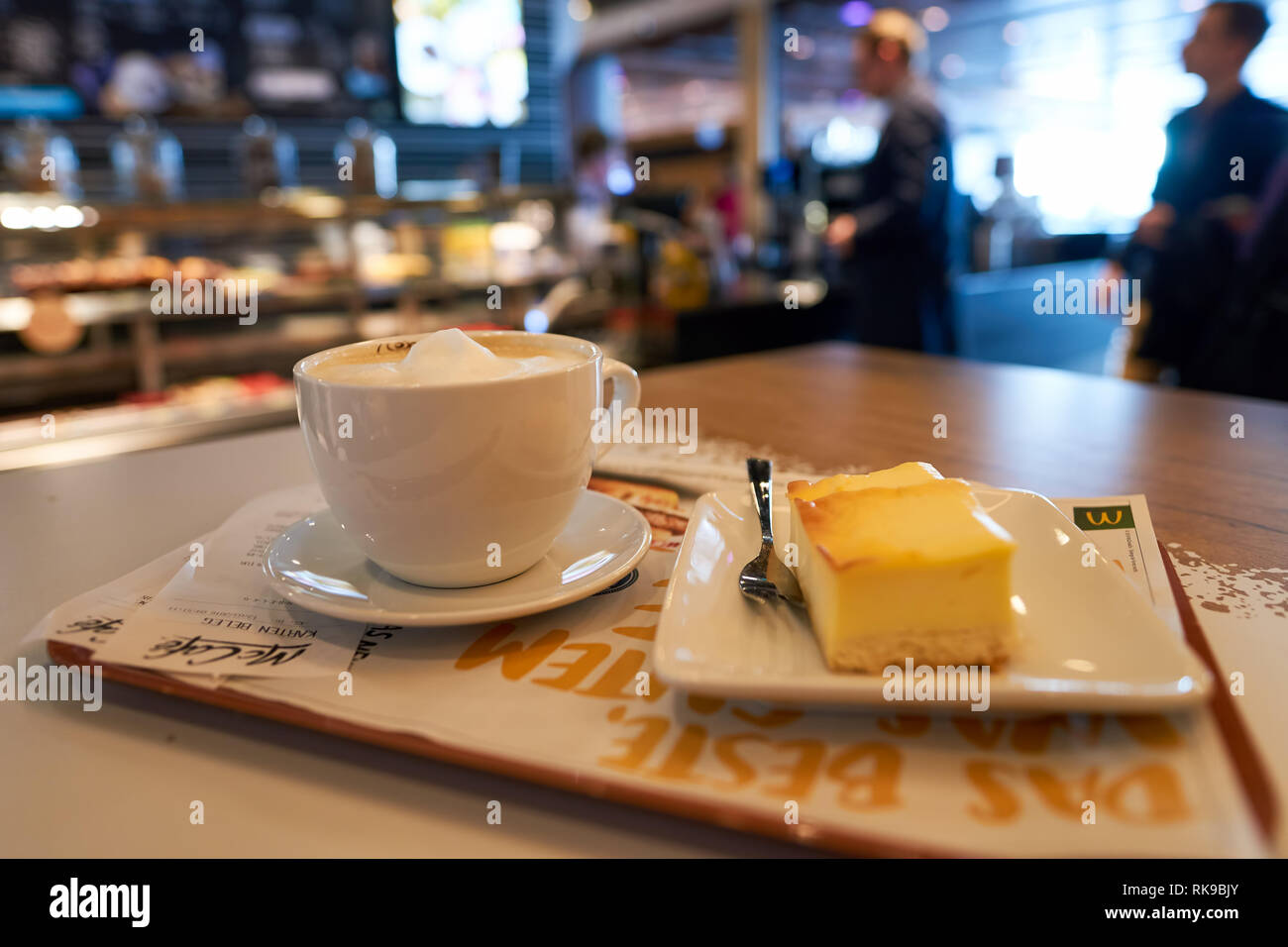 Francoforte, Germania - 13 Marzo 2016: la tazza di caffè e dessert a McCafe. McCafe è un caffè-stile di casa di cibi e bevande, catena di proprietà di McDonald's Foto Stock