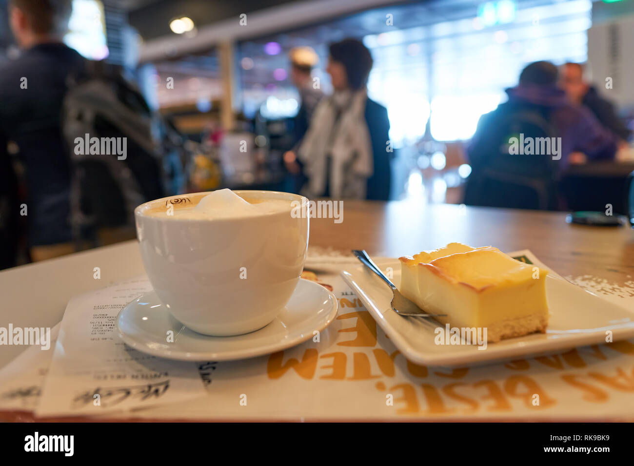 Francoforte, Germania - 13 Marzo 2016: la tazza di caffè e dessert a McCafe. McCafe è un caffè-stile di casa di cibi e bevande, catena di proprietà di McDonald's Foto Stock