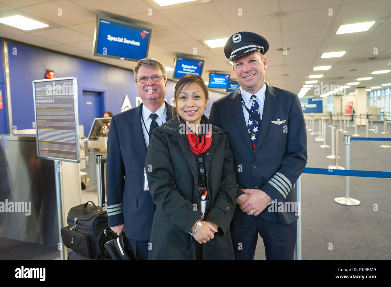 NEW YORK - MARZO 14, 2016: gli equipaggi degli aeromobili in aeroporto JFK. John F. Kennedy International Airport è un grande aeroporto internazionale situato nel Queens boroug Foto Stock