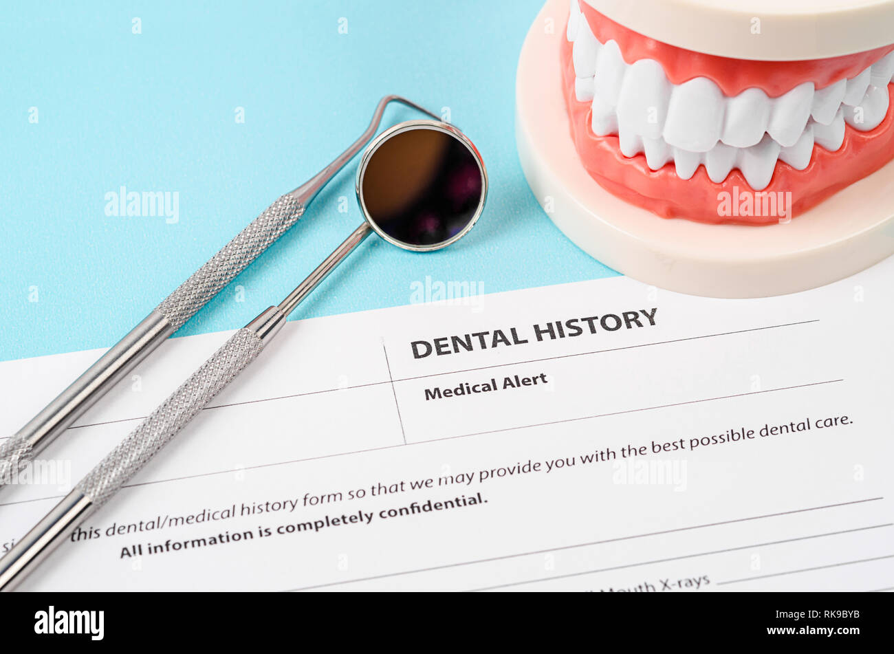 Storia dentale forma con il modello di dente e strumenti odontoiatrici. Salute dentale e denti il concetto di cura. Foto Stock