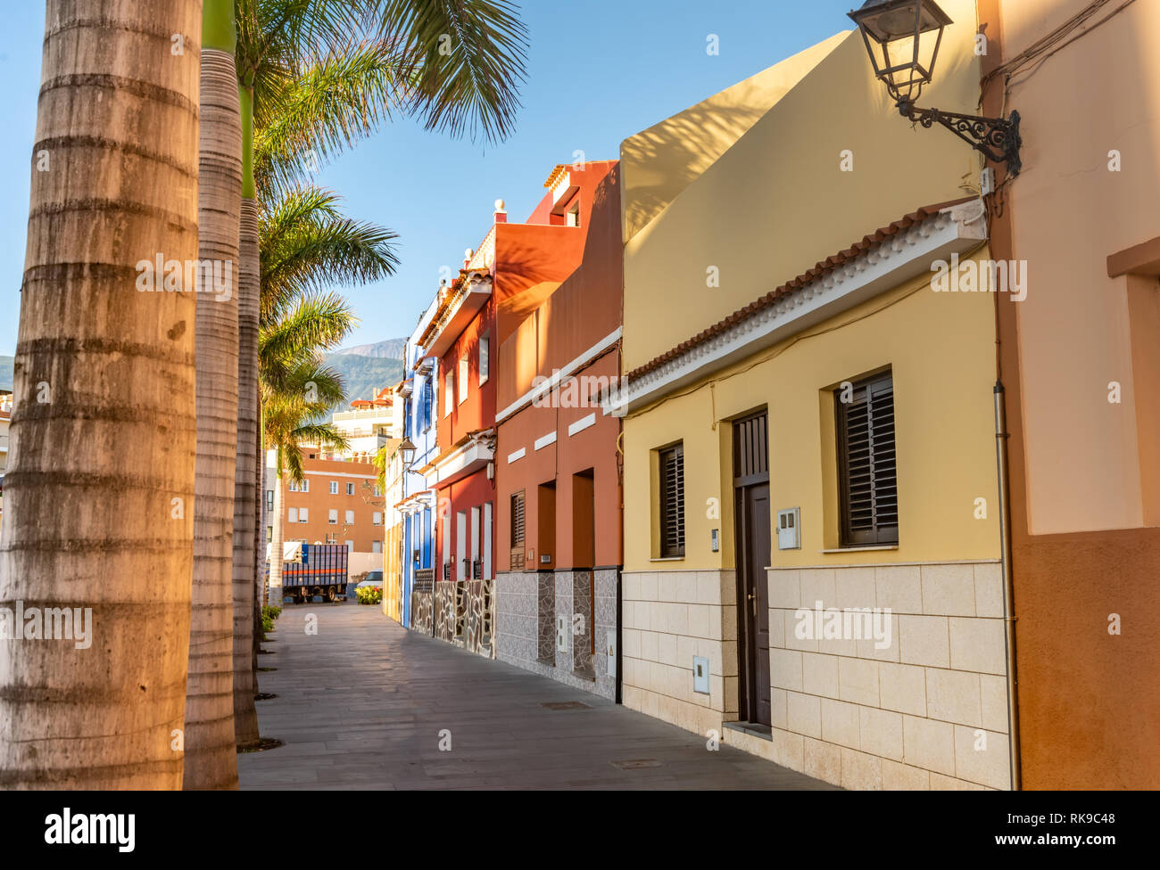 Tenerife. Case colorate e palme sulla strada di Puerto de la Cruz town, Tenerife, Isole Canarie, Spagna. Foto Stock