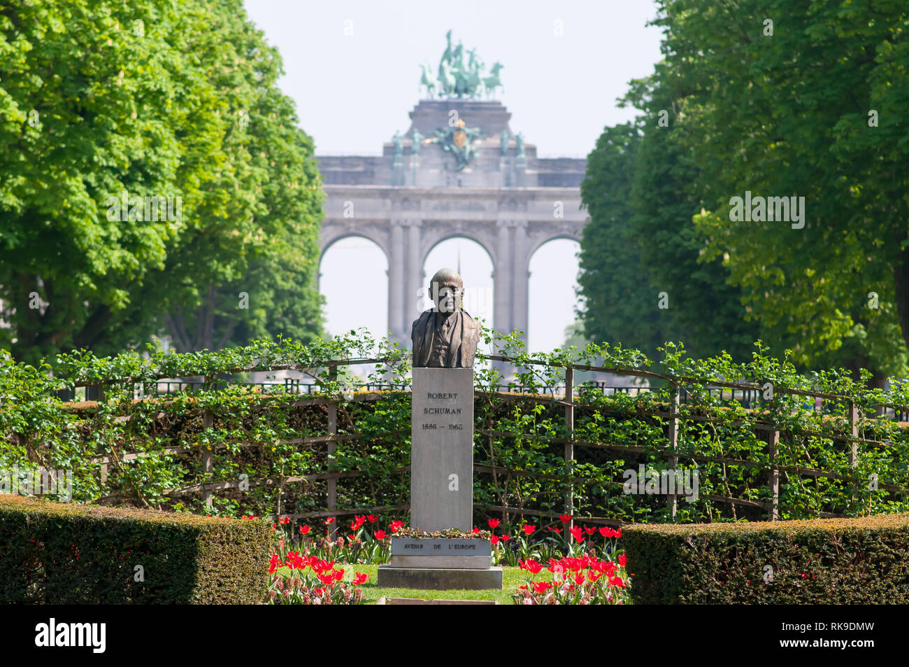 Jean-Baptiste Nicolas Robert Schuman scultura in Parc du Cinquantenaire con arco trionfale (Arcades du Cinquantenaire) nel retro. Bruxelles, Belgio Foto Stock