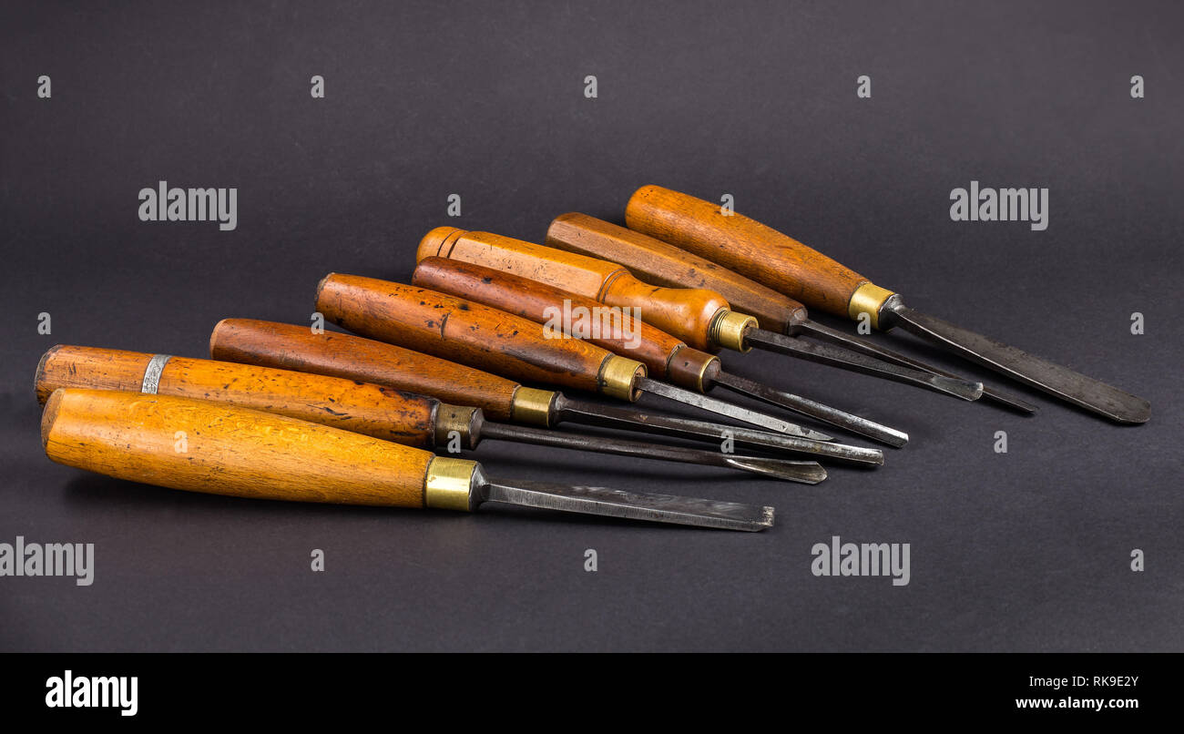 Set di scalpello di legno per intagliare il legno, strumenti di scultura su  grigio Foto stock - Alamy