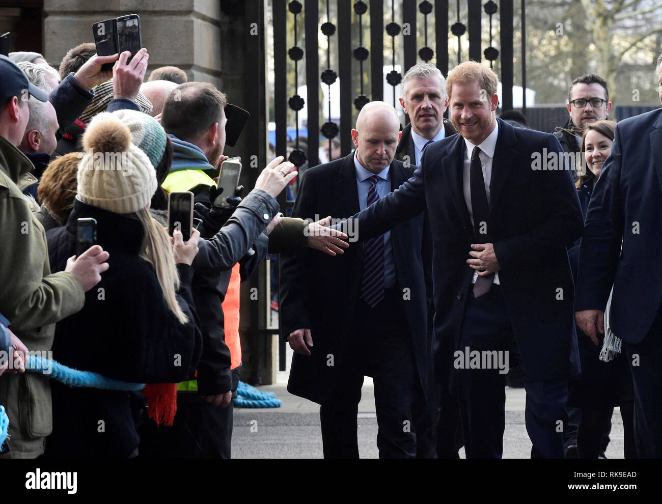 Il Duca di Sussex arriva prima dell'Inghilterra e Francia internazionali di rugby a Twickenham Stadium. Foto Stock