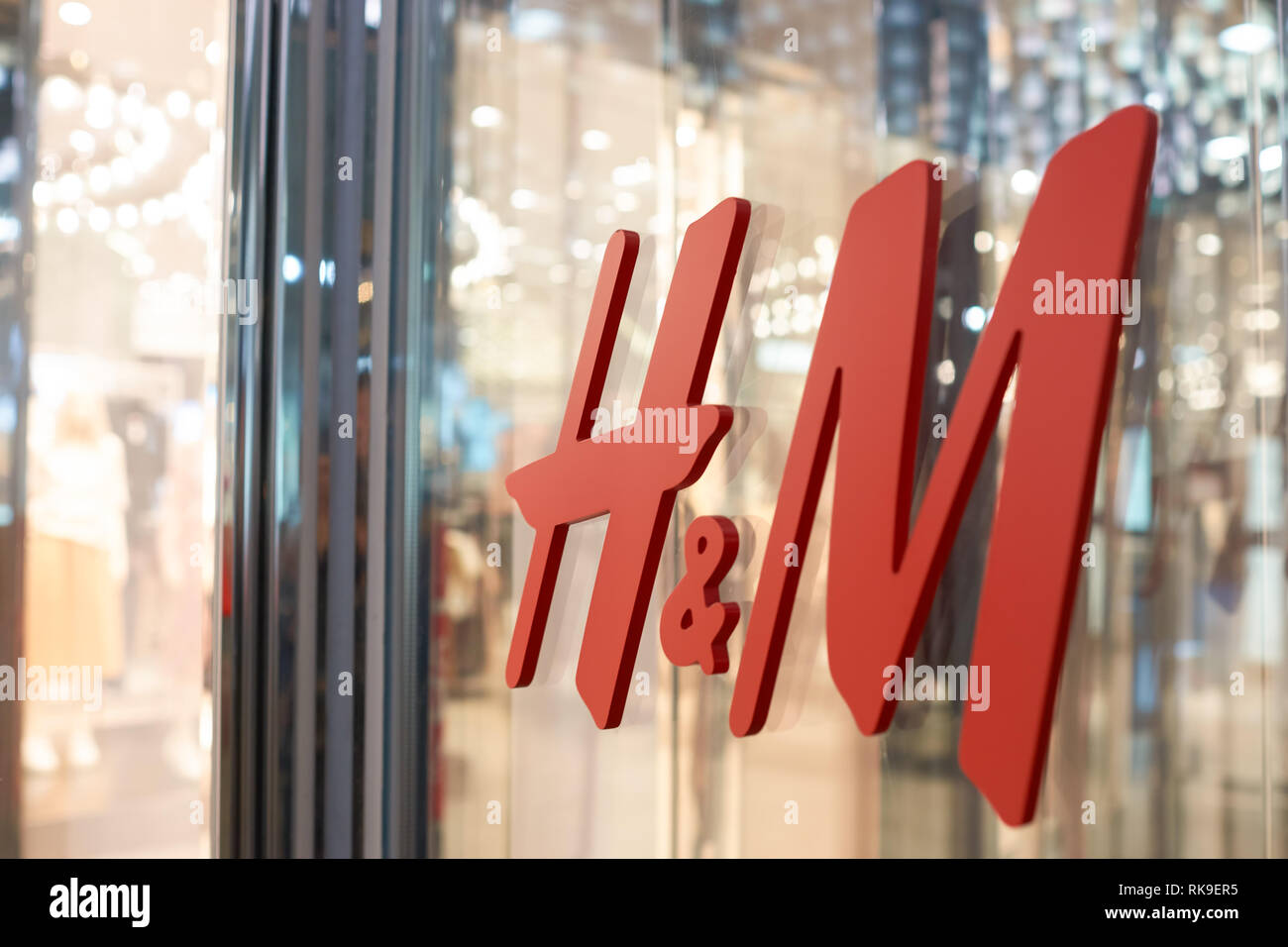 NEW YORK - CIRCA NEL MARZO 2016: Immagine ravvicinata di H&M logo. H & M Hennes & Mauritz AB è una multinazionale svedese retail-società di abbigliamento, noto per la sua f Foto Stock