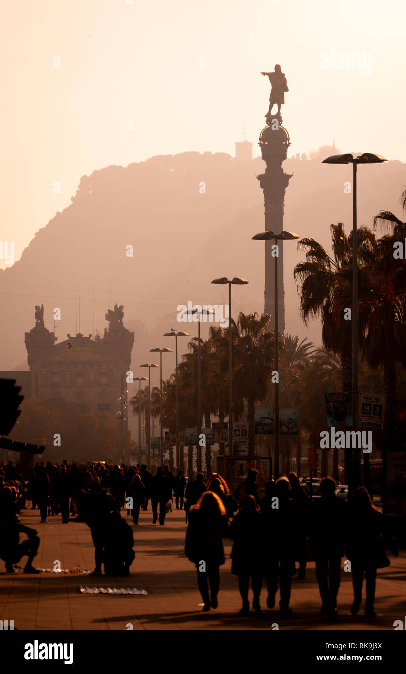 Vista la retroilluminazione del Passeig de Colom e la statua di Colombo Foto Stock