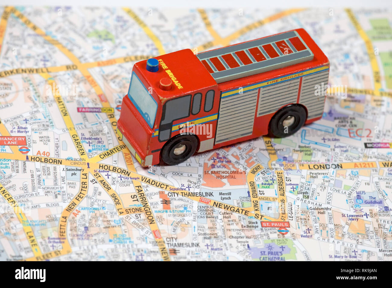 Toy camion dei pompieri sulla mappa di Londra Foto Stock