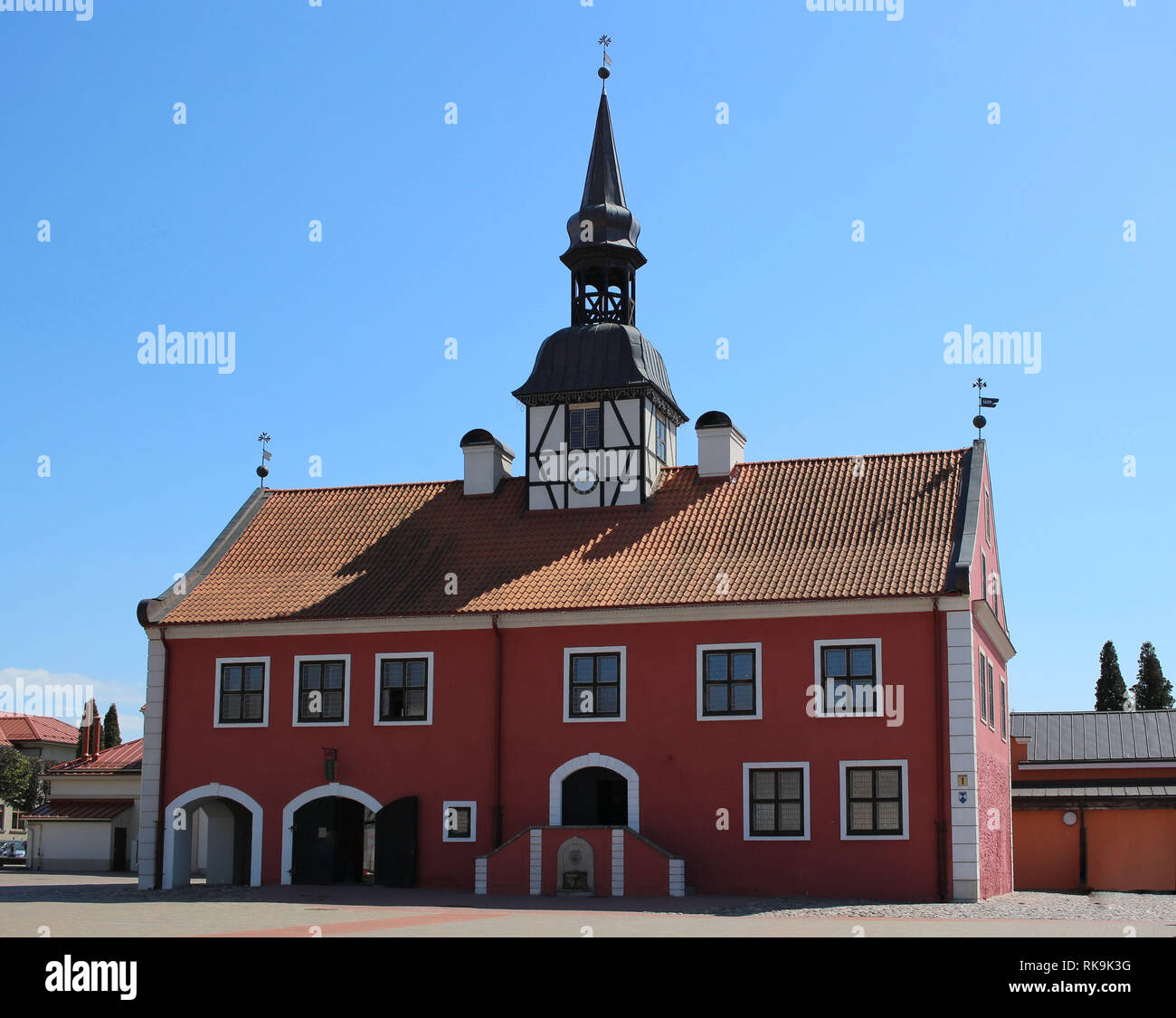 Municipio della città vecchia a piazza centrale di Bauska in Lettonia Foto Stock