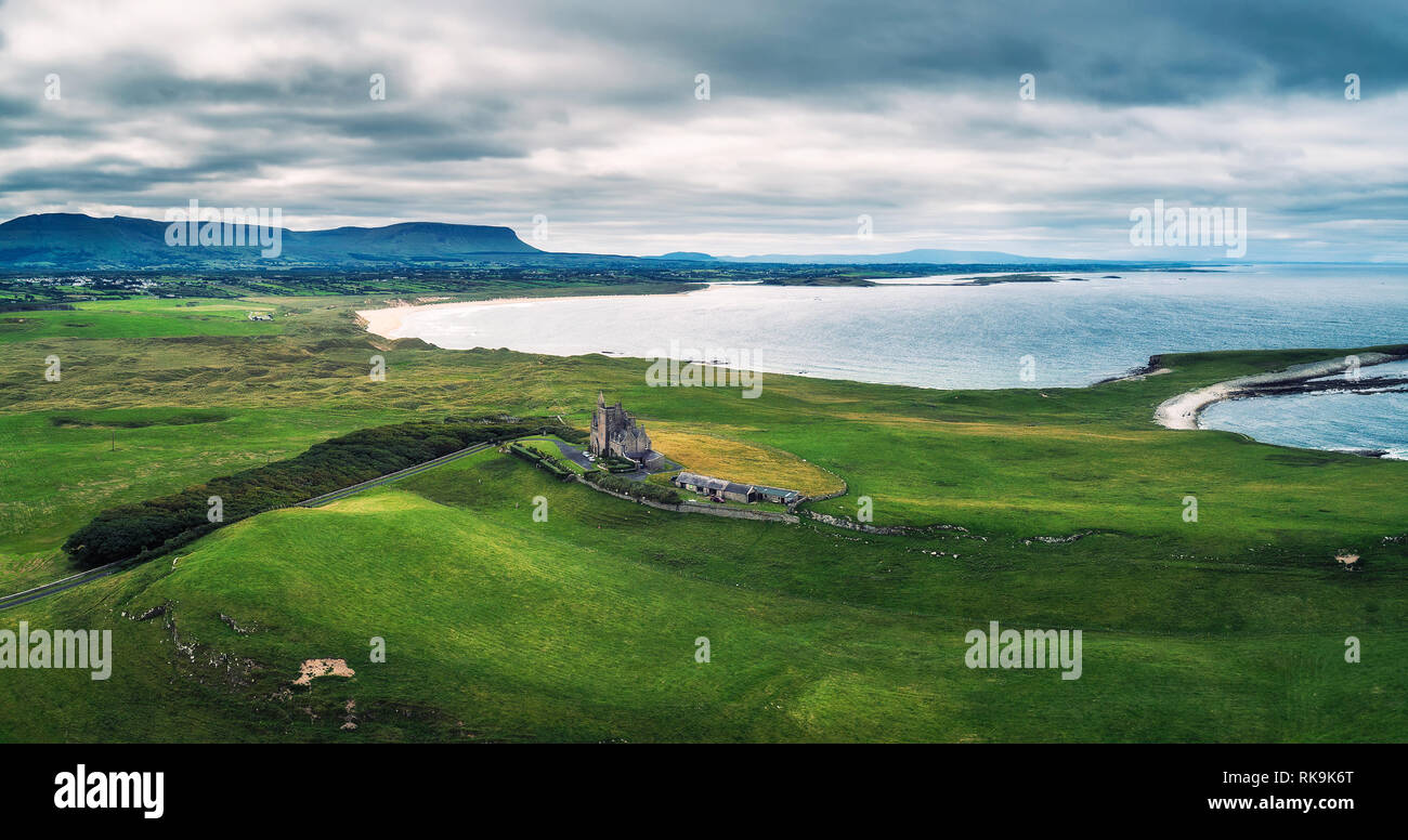 Panoramica aerea del castello Classiebawn in Irlanda Foto Stock