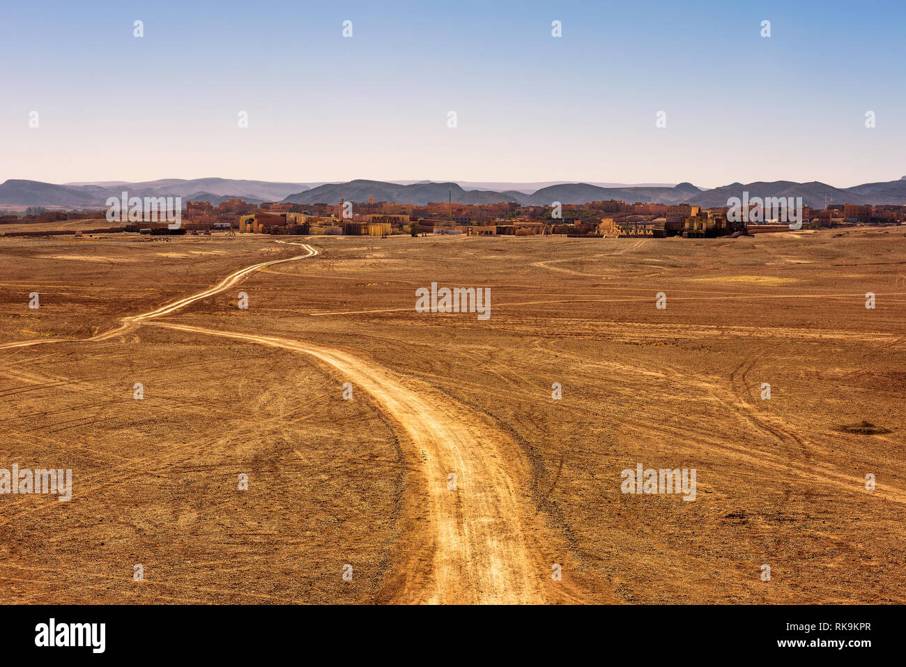 Strada sterrata che va alla città di Ouarzazate in Marocco Foto Stock