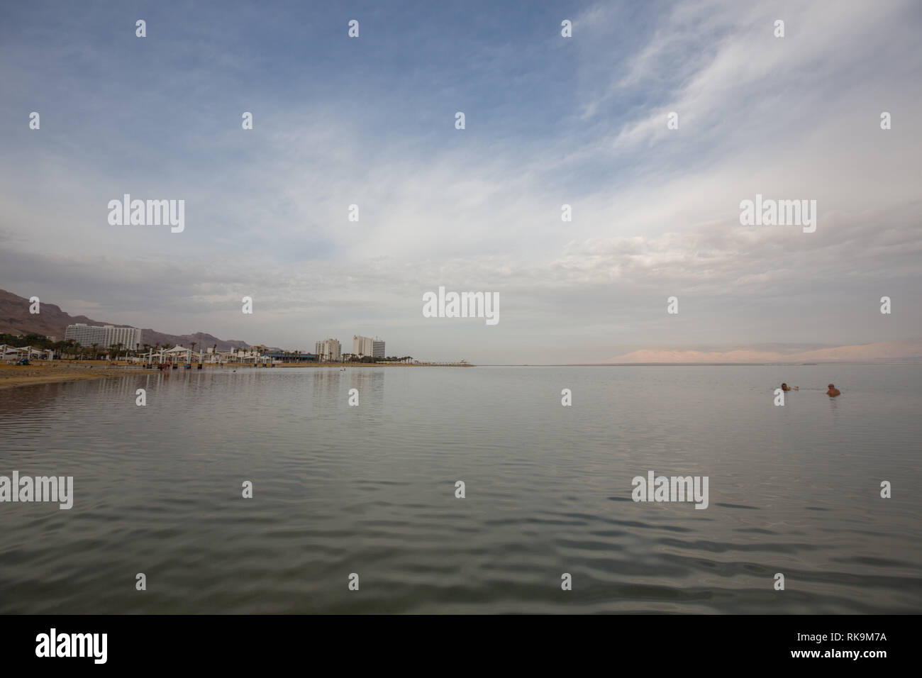 Mare (spiaggia) località nei pressi di Ein Gedi lungo il Mar Morto in Israele, appena prima del tramonto Foto Stock