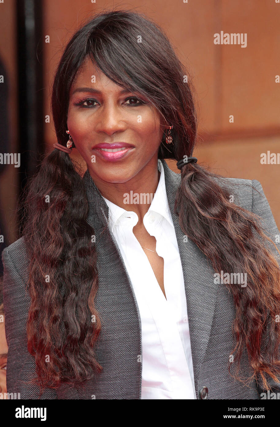 Sinitta assiste Pudsey il cane: Il film Premiere mondiale a La Vue Cinema nel quadrato di Leicester, Londra Foto Stock