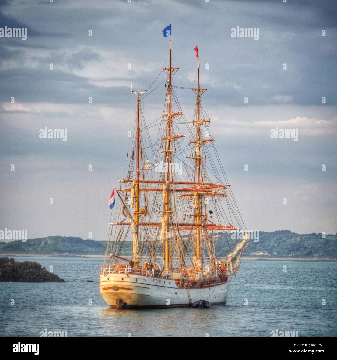 Tall Ship / nave a vela al di ancoraggio Foto Stock