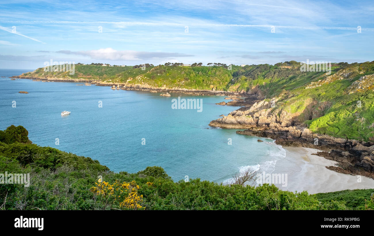 Vista su Petit Port Bay e il sud della costa scogliere di Guernsey Foto Stock