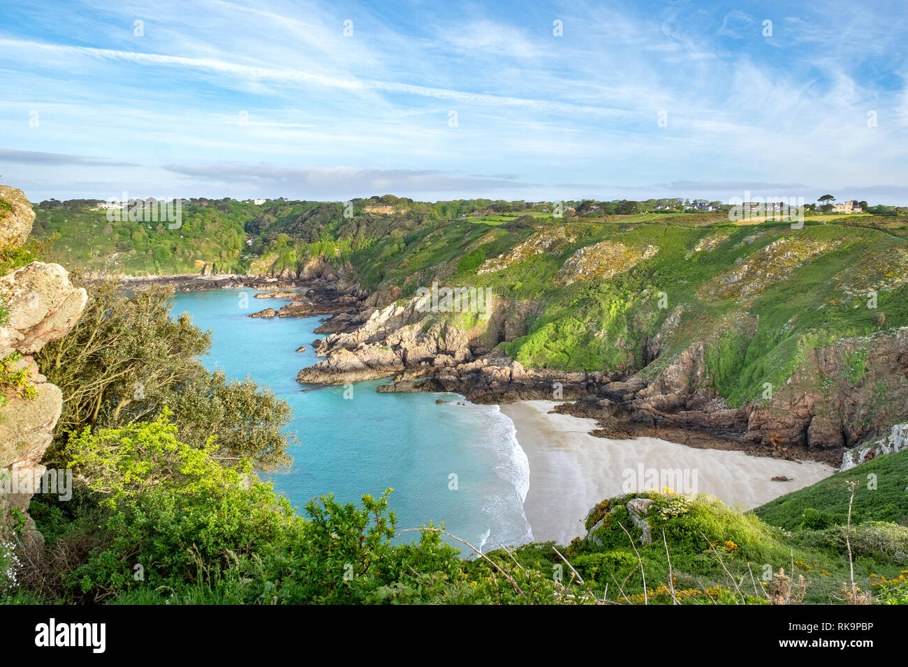 Vista su Petit Port Bay e il sud della costa scogliere di Guernsey Foto Stock