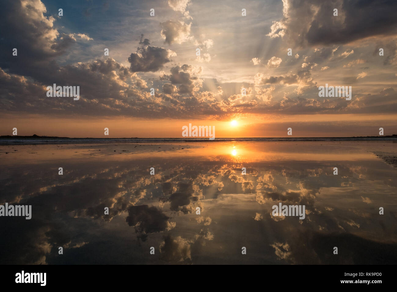 I riflessi del tramonto sulla spiaggia Foto Stock