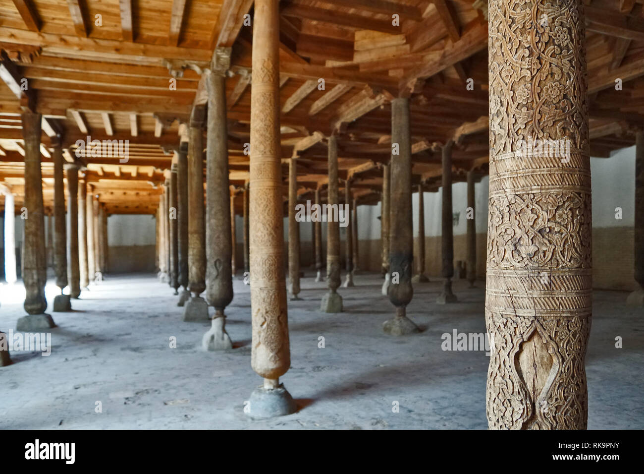 La Moschea Juwa con colonne di legno a Khiva Uzbekistan Foto Stock