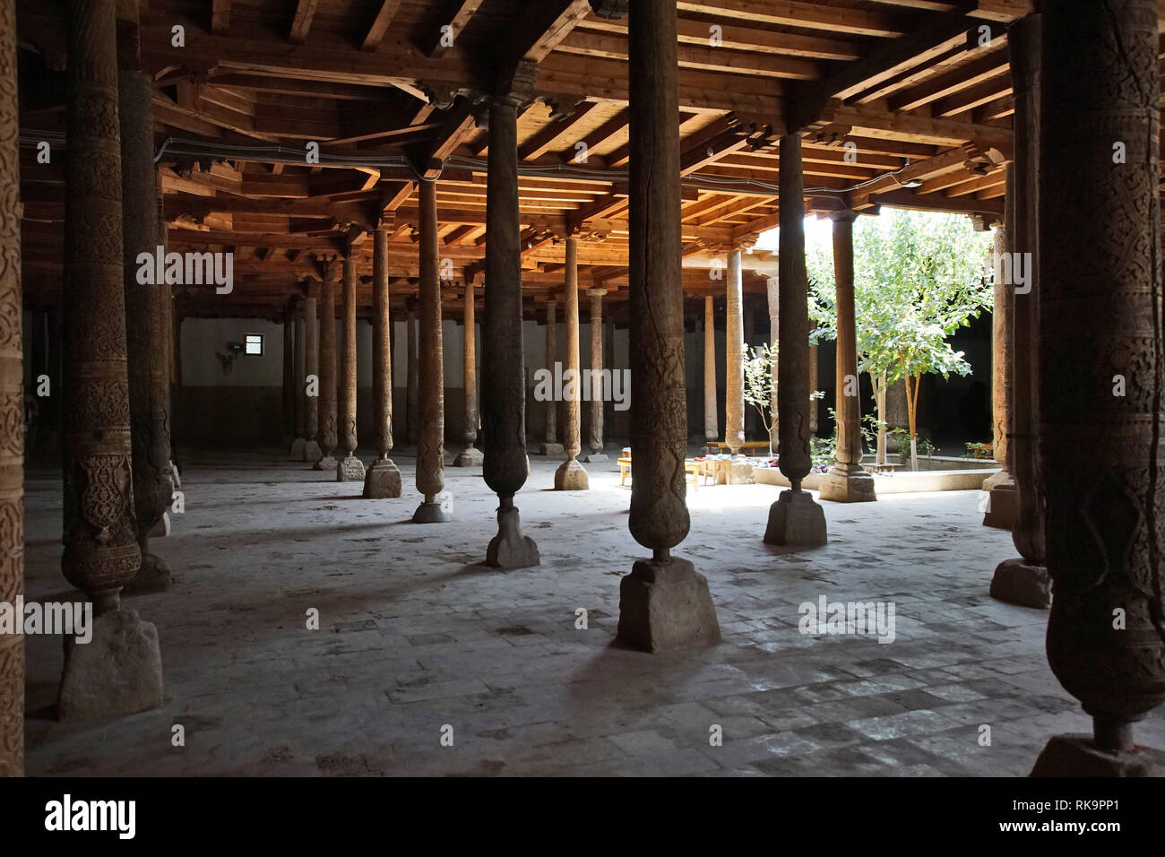 La Moschea Juwa con colonne di legno a Khiva Uzbekistan Foto Stock
