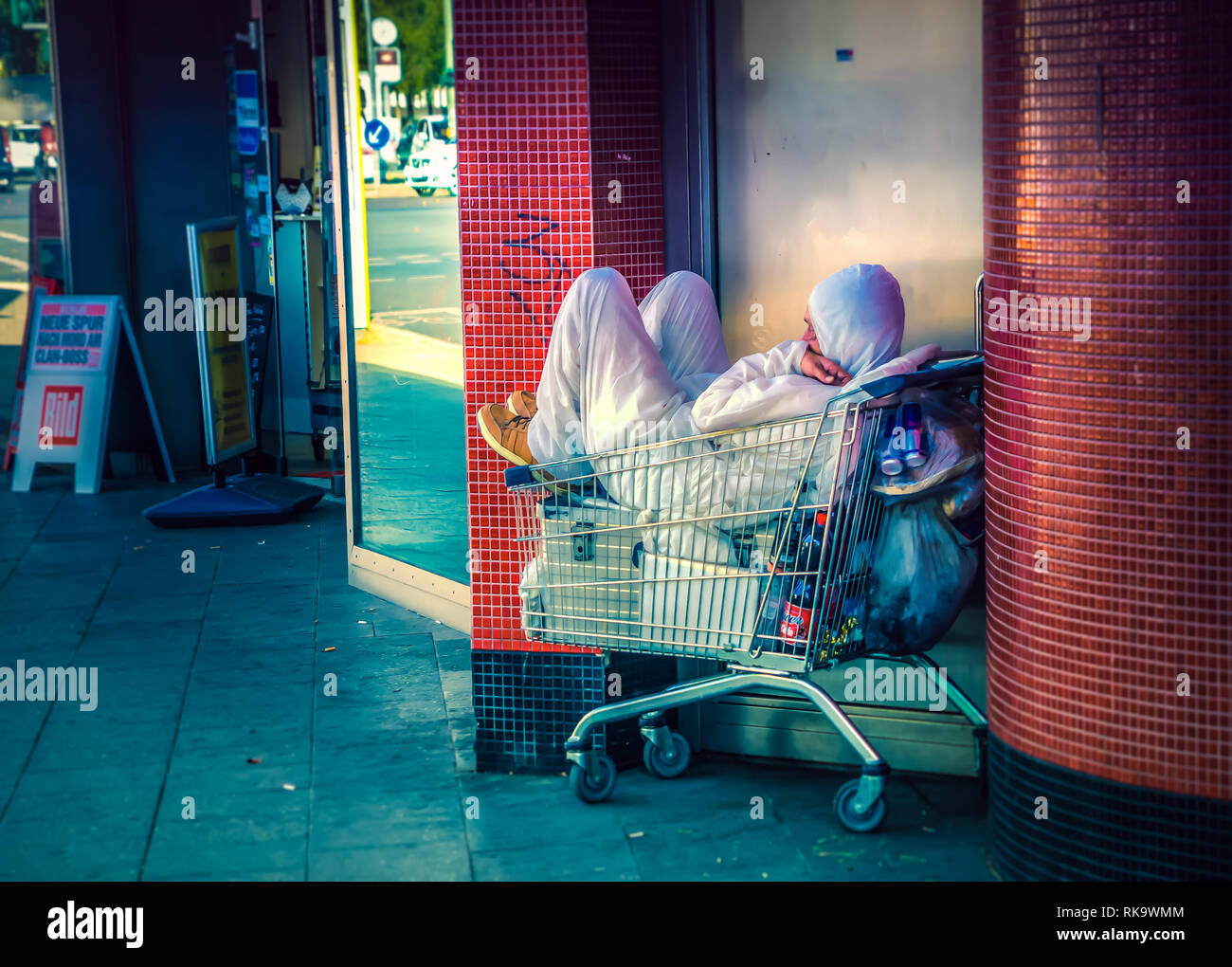 Berlino, Obdachloser am Fehrbelliner Platz Foto Stock