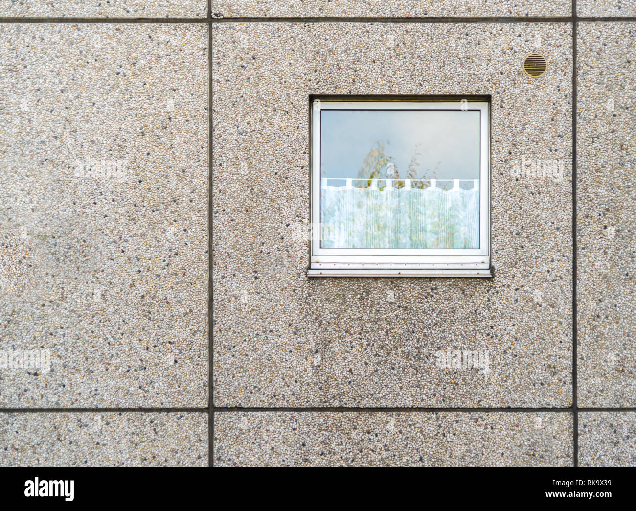 Edificio prefabbricato di pannelli in cemento con finestre della RDT - architettura socialista Plattenbau della Germania Est, Berlino Foto Stock