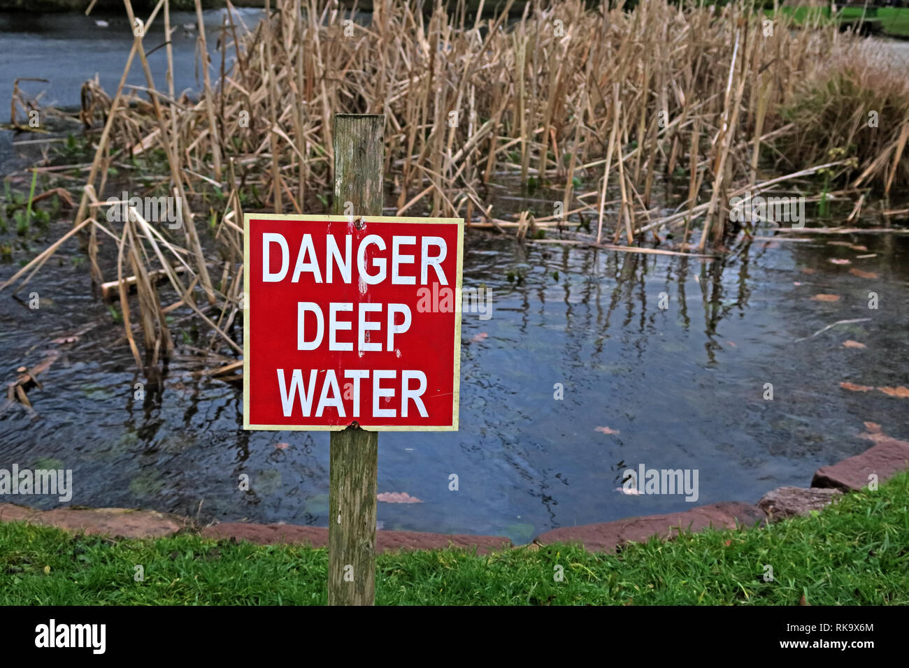 Pericolo in acqua profonda segno, in un pericoloso stagno, Grappenhall Hays Foto Stock