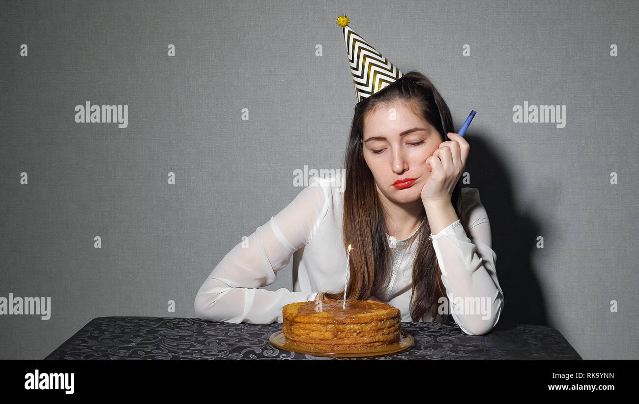 Triste Lonely Woman In Parte Hat Festeggia Il Compleanno Da Solo Foto Stock Alamy