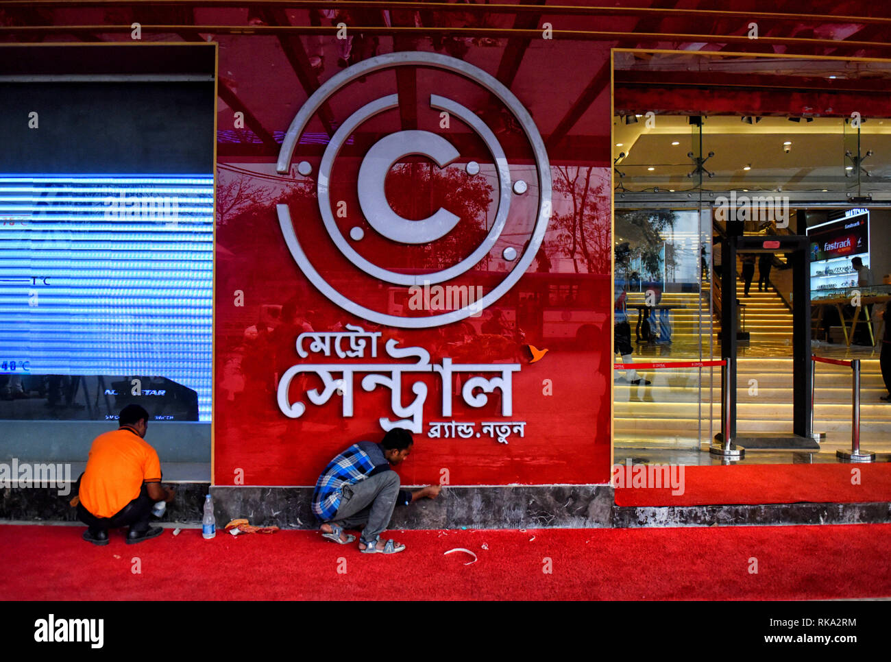 Kolkata, West Bengal, India. Il 9 febbraio, 2019. La gente si vede che lavora davanti ad un indumenti di marca showroom di centrale al street in Kolkata, Centrale ha aperto la loro nuova operazione dal 8 febbraio al cinema Metro, Dharmatala - Kolkata, India Credito: Avishek Das/SOPA Immagini/ZUMA filo/Alamy Live News Foto Stock