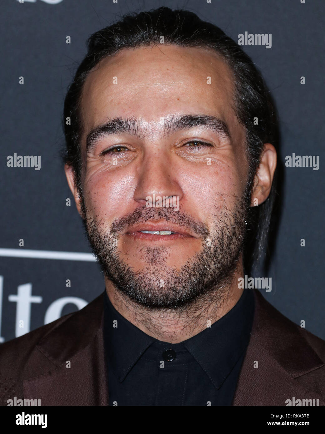 In California, Stati Uniti d'America. 9 Feb 2019. Il cantante Pete Wentz dei Fall Out Boy indossando un Ermenegildo Zegna abito, un la maglietta Kooples, e al Boot scarpe arriva presso la Recording Academy e Clive Davis' 2019 Pre-GRAMMY gala tenutosi presso il Beverly Hilton Hotel il 9 febbraio 2019 a Beverly Hills Los Angeles, California, Stati Uniti. (Foto di Xavier COLLIN/Image Press Agency) Credito: Image Press Agency/Alamy Live News Foto Stock