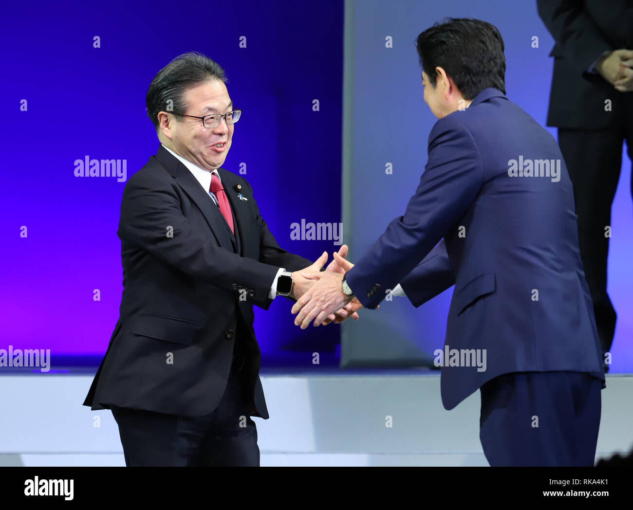 Tokyo, Giappone. 10 feb 2019. Domenica. 10 Febbraio, 2019. Febbraio 10 2019, Tokyo, Giappone - Primo ministro e presidente della sentenza Partito liberale democratico (LDP) Shinzo Abe (R) scuote le mani con economia, ministro del Commercio e dell'industria Hiroshige Seko, un candidato per il prossimo Upper House elezione in occasione dell annuale convegno LDP a Tokyo domenica 10 febbraio, 2019. Abe è fortemente impegnata a riammorsano la Costituzione del Giappone compreso Articlr 9. Credito: Yoshio Tsunoda/AFLO/Alamy Live News Foto Stock