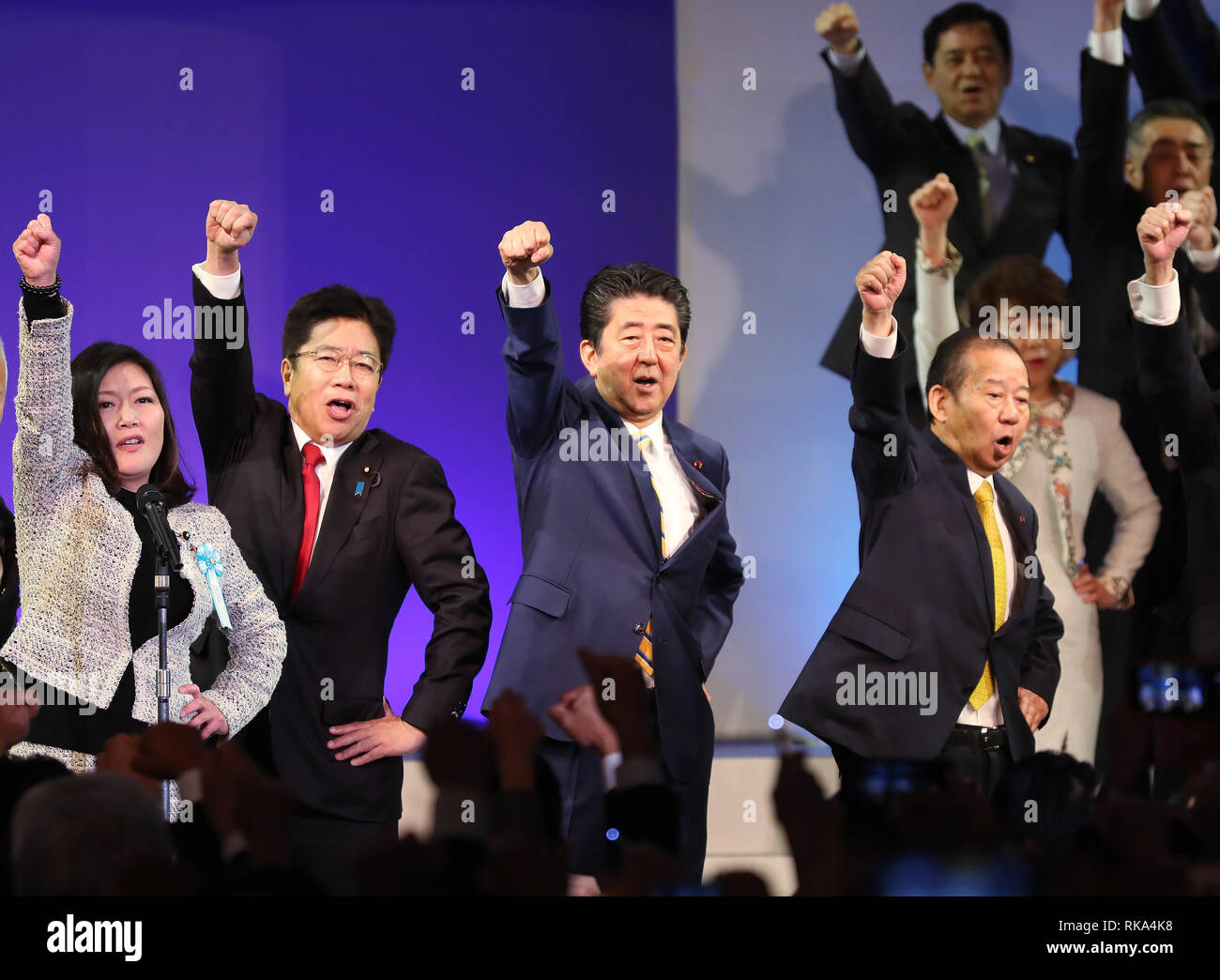 Tokyo, Giappone. 10 feb 2019. Domenica. 10 Febbraio, 2019. Febbraio 10 2019, Tokyo, Giappone - Primo ministro e presidente della sentenza Partito liberale democratico (LDP) Shinzo Abe (C) e i dirigenti di partito sollevare i loro pugni per enxourage candidati per le prossime elezioni in occasione dell'annuale convenzione LDP a Tokyo domenica 10 febbraio, 2019. Abe è fortemente impegnata a riammorsano la Costituzione del Giappone compreso Articlr 9. Credito: Yoshio Tsunoda/AFLO/Alamy Live News Foto Stock