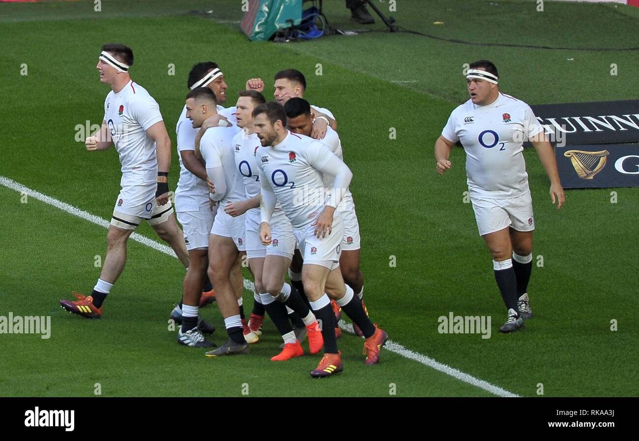 Londra, Regno Unito. 10 feb 2019. Tryscorer Jonny Maggio (Inghilterra, 11) celebra con i suoi compagni di squadra. Inghilterra e Francia. Guinness Sei Nazioni di rugby. Stadio di Twickenham. Londra. Regno Unito. 10/02/2019. Credito: Sport In immagini/Alamy Live News Foto Stock