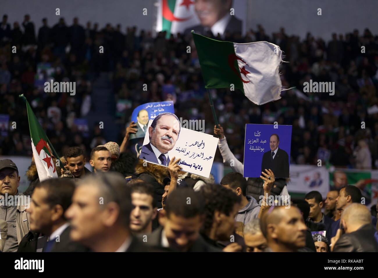 Algeri, Algeria. 10 Febbraio, 2019. Algerina di partito di Fronte di liberazione nazionale tiene una riunione a sostegno dell'attuale presidente Abdelaziz Bouteflika per le elezioni presidenziali in aprile ad Algeri, Algeria, nel febbraio 9, 2019. Credito: Xinhua/Alamy Live News Foto Stock