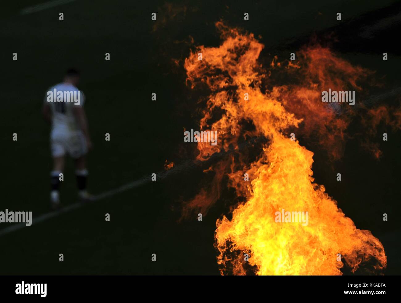 Londra, Regno Unito. 10 feb 2019. Londra, Regno Unito. 10 feb 2019.Owen Farrell (Inghilterra, capitano) passeggiate sul passato di passo le fiamme.. Inghilterra e Francia. Guinness Sei Nazioni di rugby. Stadio di Twickenham. Londra. Regno Unito. 10/02/2019. Credito: Sport In immagini/Alamy Live News Foto Stock