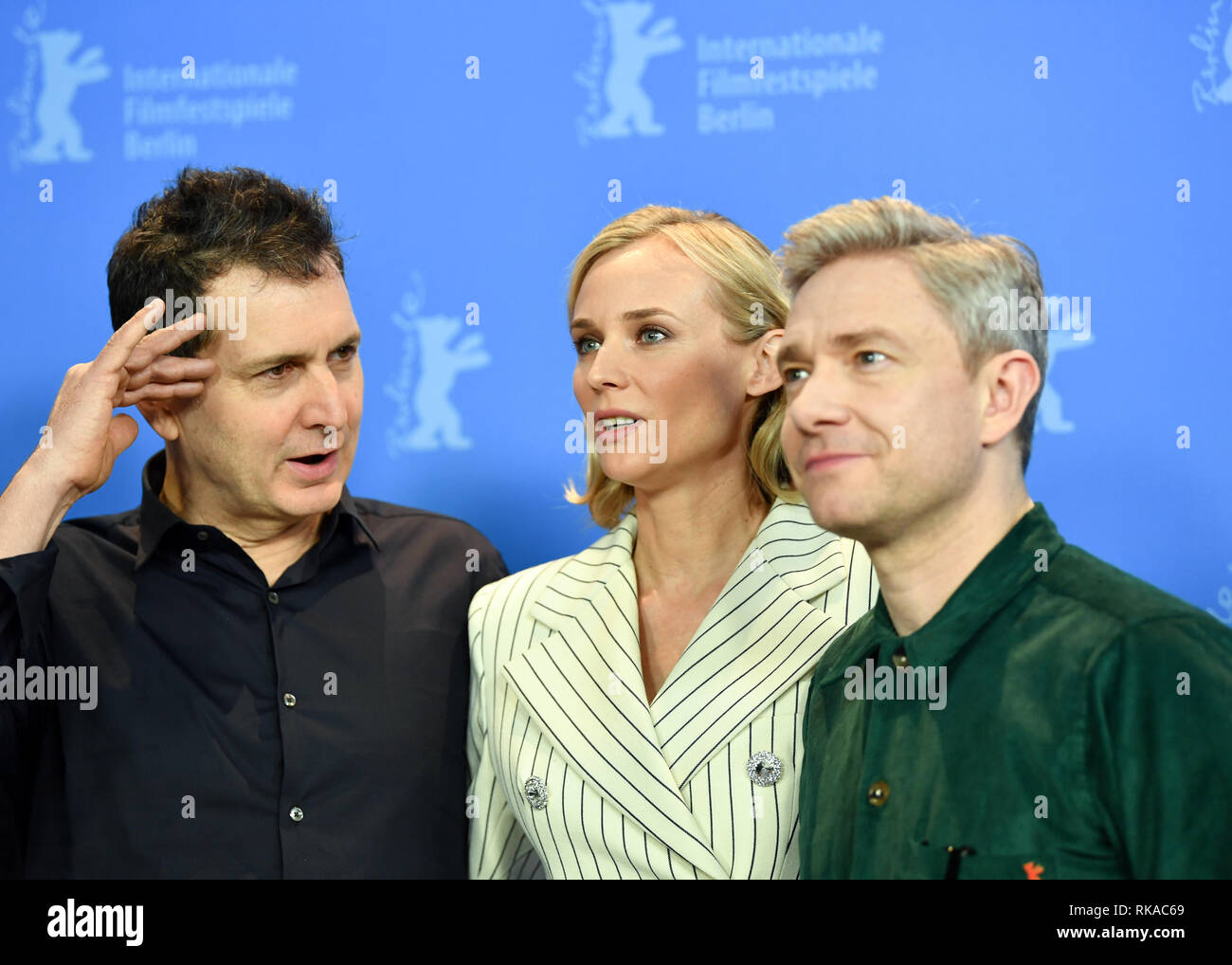 Berlino, Germania. 10 Febbraio, 2019. 69Berlinale: Cas Anvar (l), Diane Kruger e Martin Freeman al photocall per il film 'L' operativa con uno smartphone. Il film viene mostrato al Festival Internazionale del Film nella categoria "concorrenza". Credito: Jens Kalaene/dpa/Alamy Live News Foto Stock