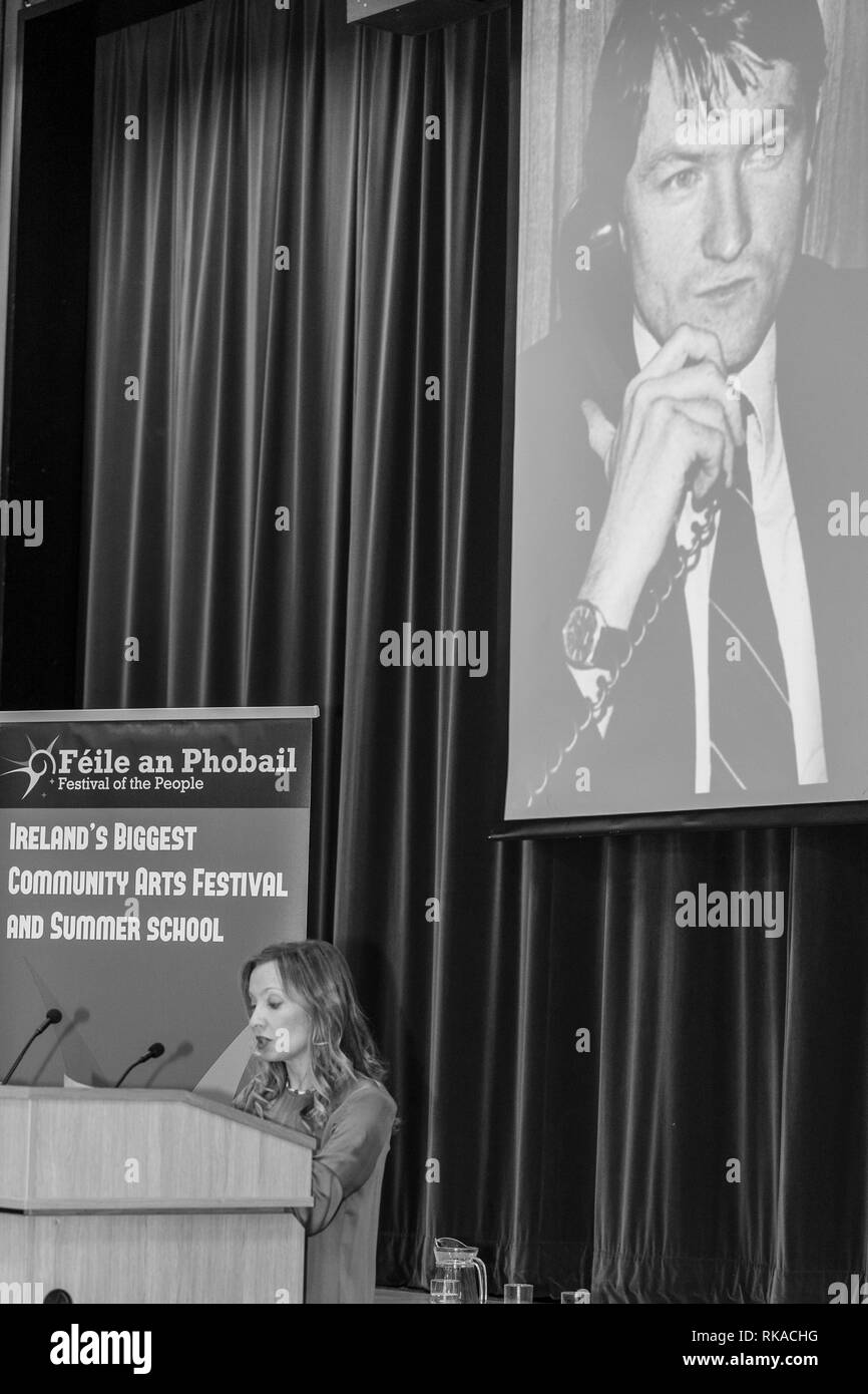 St Marys College, Falls Road, Belfast, Irlanda del Nord, Regno Unito. Il 10 febbraio 2019. Katherine Finucane (Figlia di assassinato avvocato difensore dei diritti umani Finucan Pat) affrontare una grande folla a "una comunità riflette sull' omicidio di Pat Finucane. La famiglia sono ancora in attesa di una completa indagine pubblica per gli avvocati omicidio. Credito: Bonzo Alamy/Live News Foto Stock