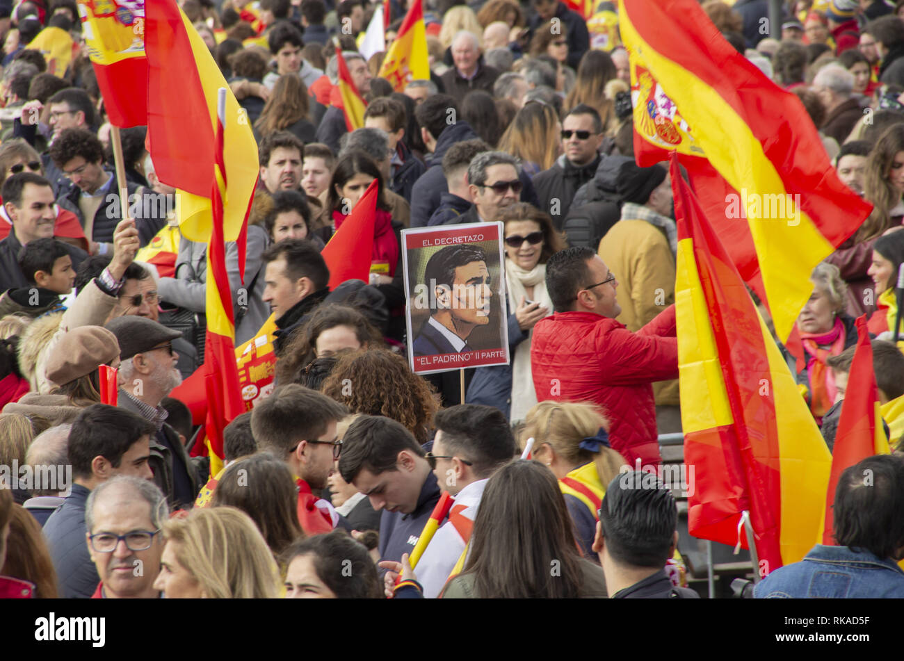 Madrid, Madrid, Spagna. 10 Febbraio, 2019. Un manifestante visto tenendo un cartello con una foto del presidente Pedro SÃ¡nchez dicendo il padrino: Parte 2 durante la protesta.Migliaia di cittadini spagnoli hanno protestato in Piazza Colon a Madrid contro il governo di Pedro SÃ¡nchez, chiedendo un'elezione. Credito: Lora Grigorova SOPA/images/ZUMA filo/Alamy Live News Foto Stock