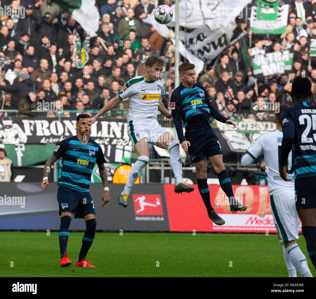 Sport, calcio, Bundesliga, 2018/2019, Borussia Moenchengladbach vs Hertha BSC Berlino 0-3, Stadio Borussia Park, scena del match, antenna duello tra Matthias Ginter (MG) 2.f.l. e Massimiliano Mittelstaedt (Hertha), sinistra Davie Selke (Hertha), DFL REGOLAMENTI VIETANO QUALSIASI USO DI FOTOGRAFIE come sequenze di immagini e/o quasi-VIDEO Foto Stock